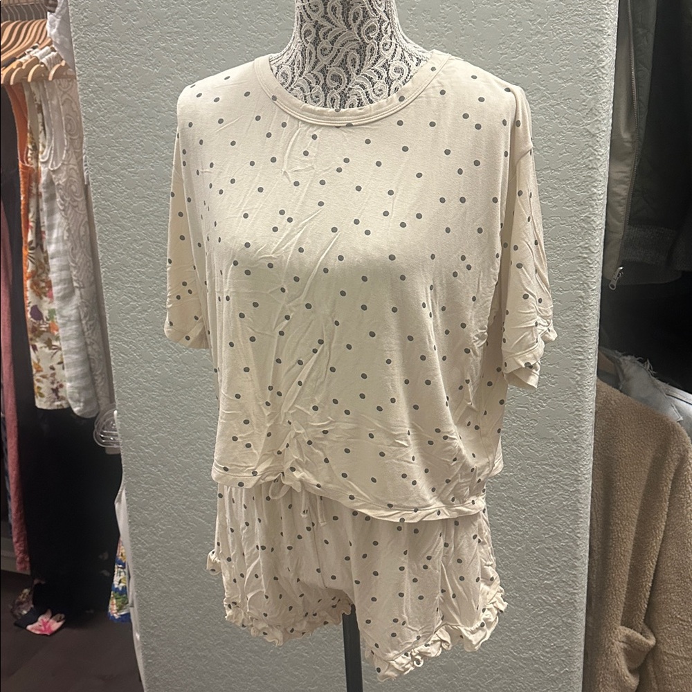 Rylee + Cru Women’s Lounge Set in Dots - Picture 6 of 9